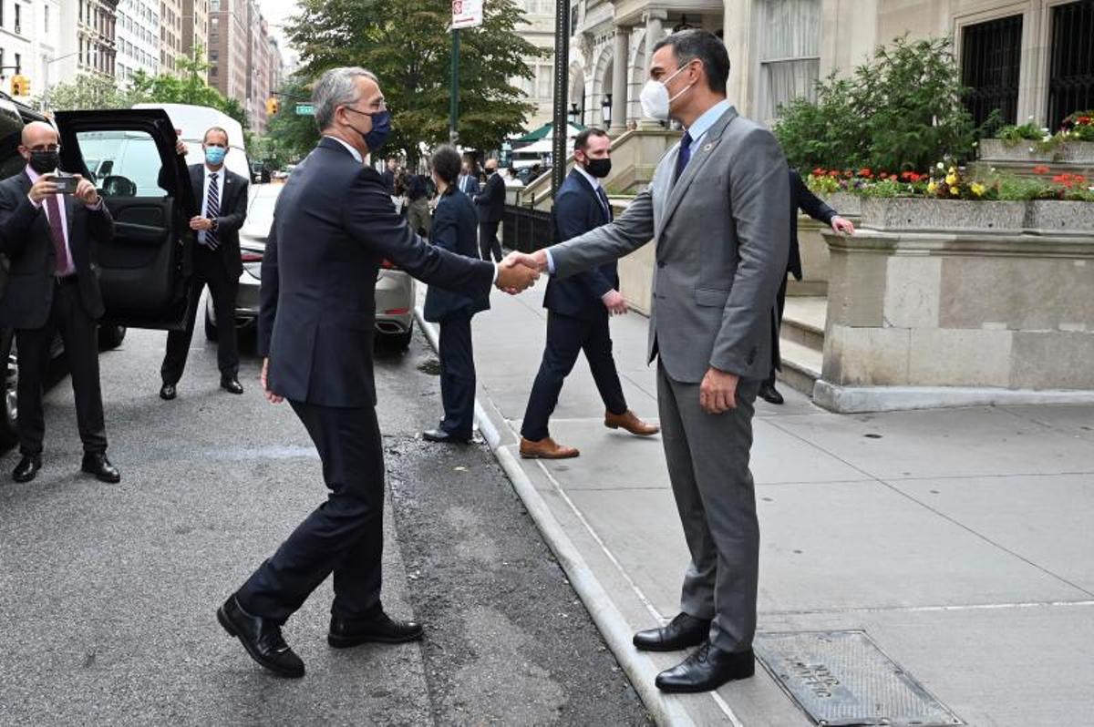 El presidente del Gobierno, Pedro Sánchez, recibe al secretario general de la OTAN, Jens Stoltenberg, en la residencia del embajador español ante la ONU, en el Upper East Side de Nueva York, este 22 de septiembre de 2021.