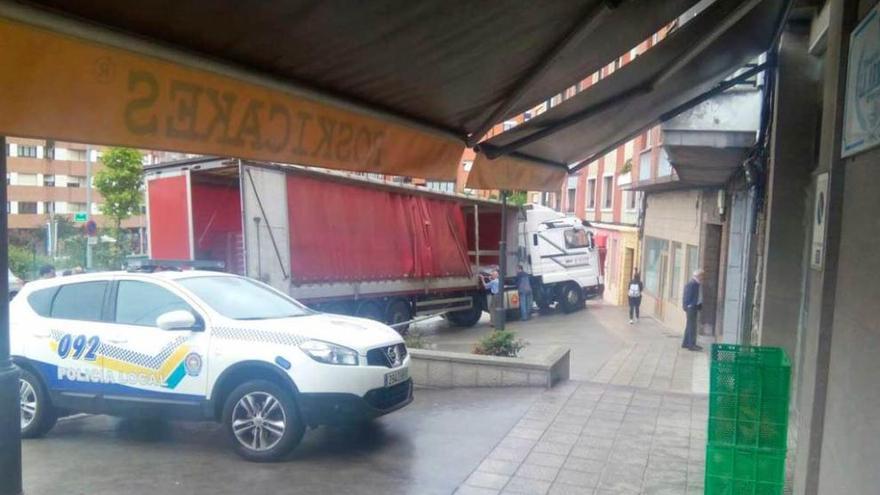 Varios vecinos, ayer por la mañana, observando las tareas de remolcado del camión en la avenida de Alemania.