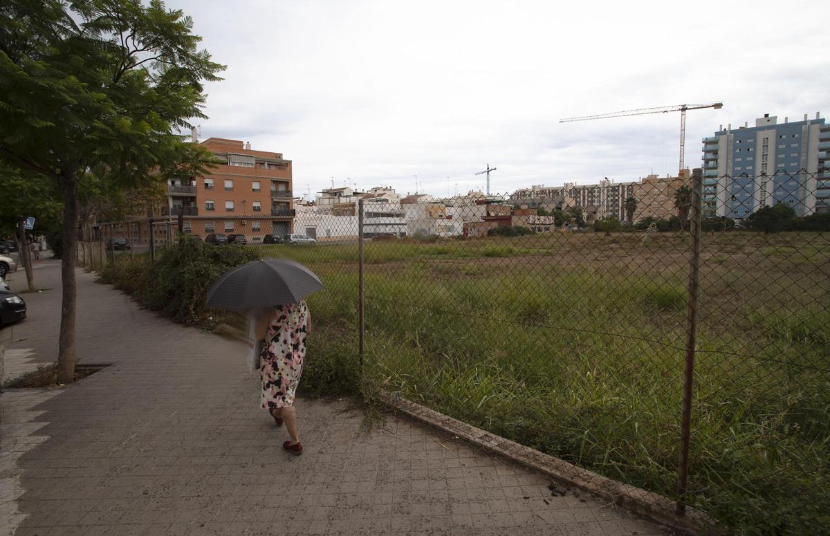 Imagen de archivo de la parcela de propiedad municipal que el ayuntamiento trata de sacar a la venta desde hace años.