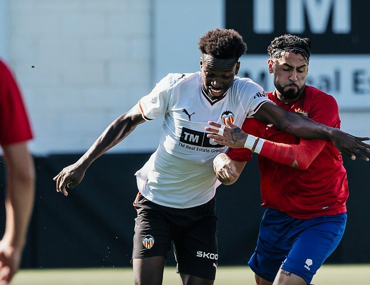 Amos Wanjala, durante el amistoso frente al CD Teruel