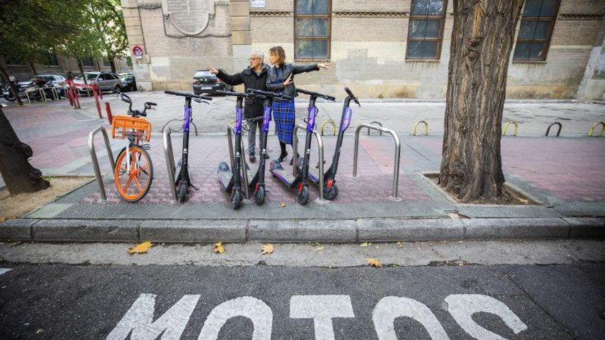 Zaragoza multará a las motos, bicis y patinetes que aparquen en las aceras