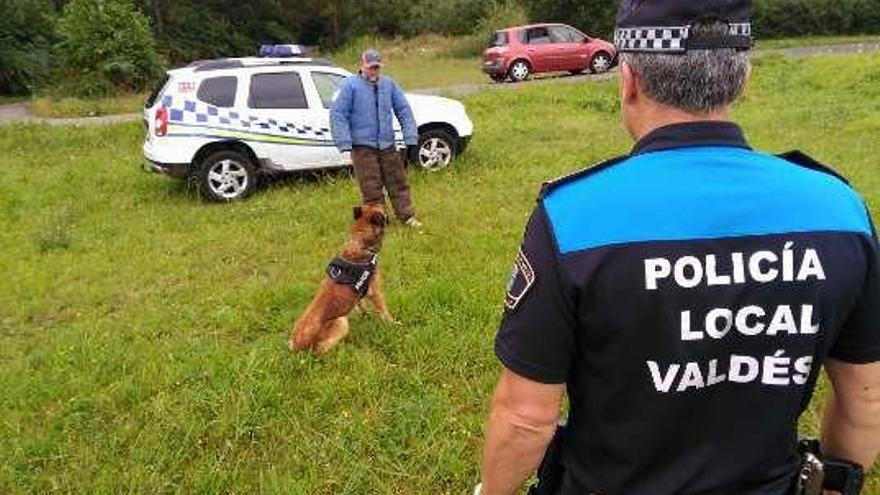 Efectivos de la Policía Local de Valdés, con el perro &quot;Alf&quot;.