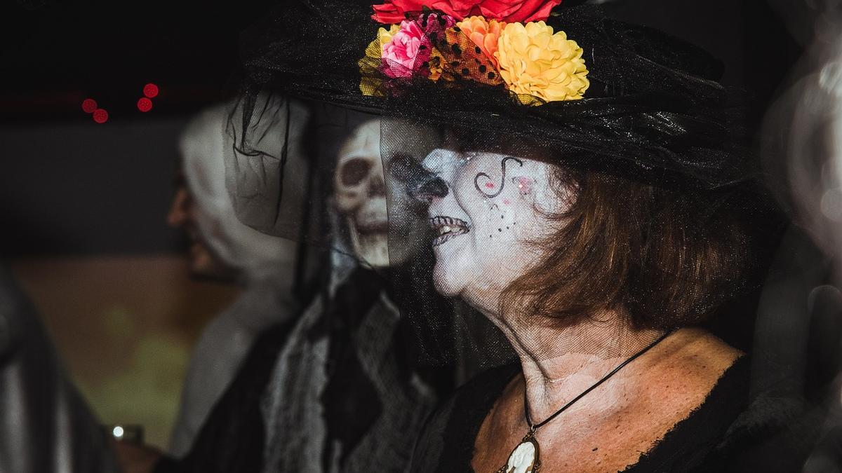 Una mujer disfrazada en un ambiente terrorífico de Halloween