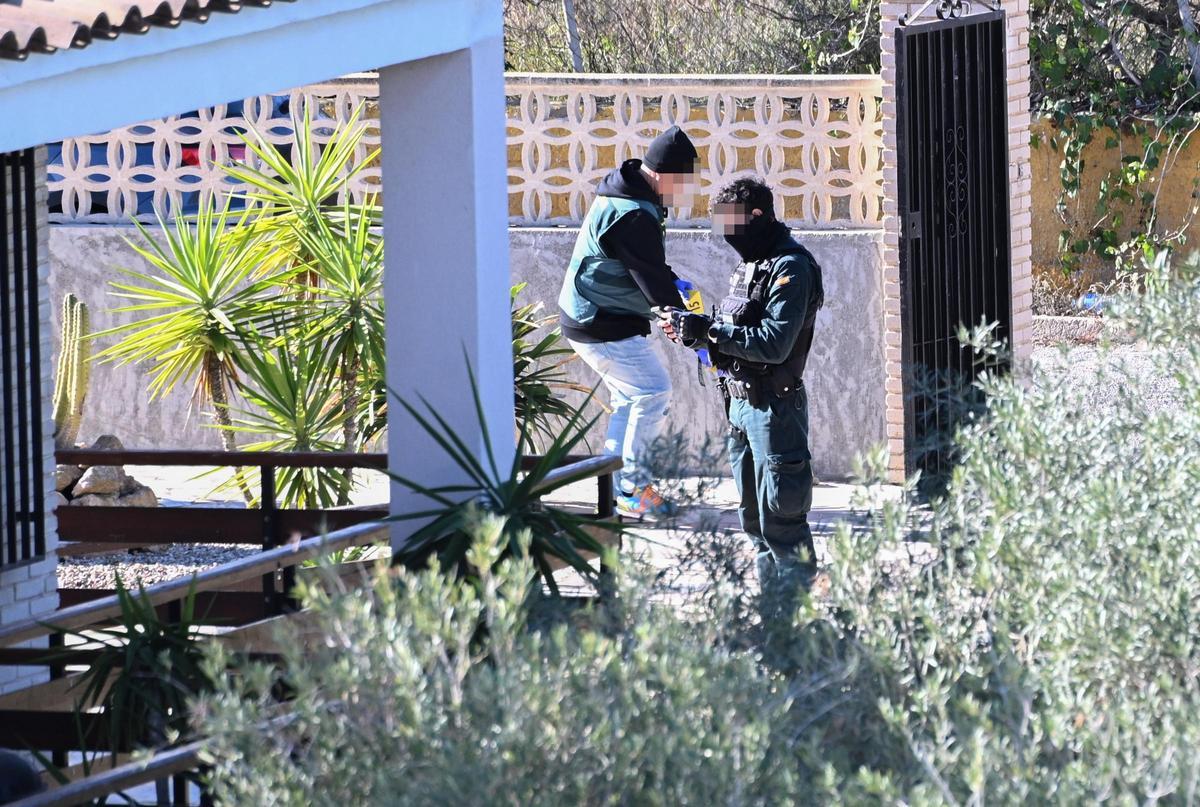 Guardias civiles recaban pruebas en el chalet ocupado donde ocurrió el crimen