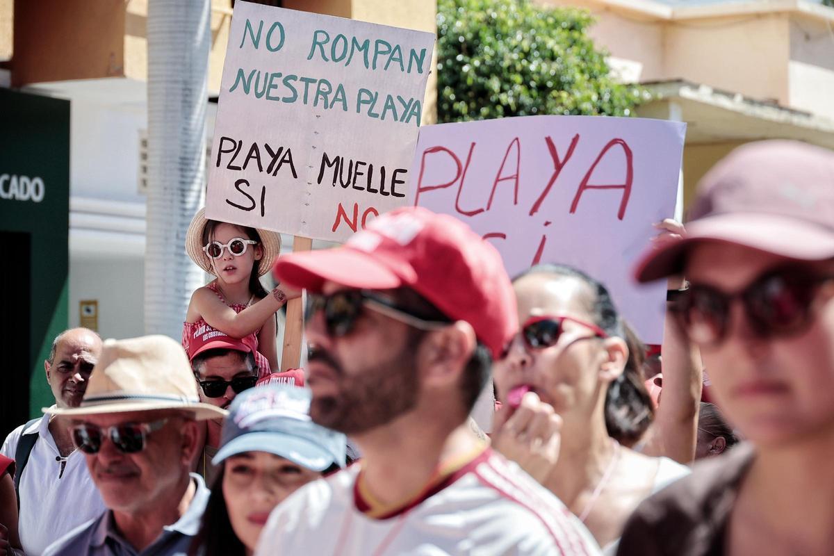 Manifestación en contra de la ampliación del puerto de Los Cristianos