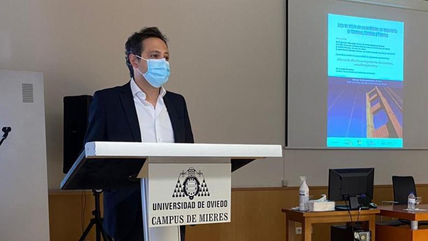 El profesor Jorge Bernabeu, durante la conferencia que impartió en el campus. | Vivas