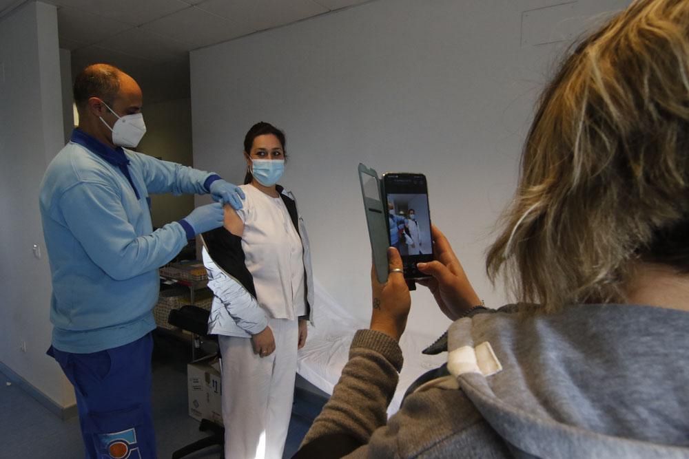 Trabajadoras de ayuda a domicilio reciben las primeras vacunas de AstraZeneca en Córdoba