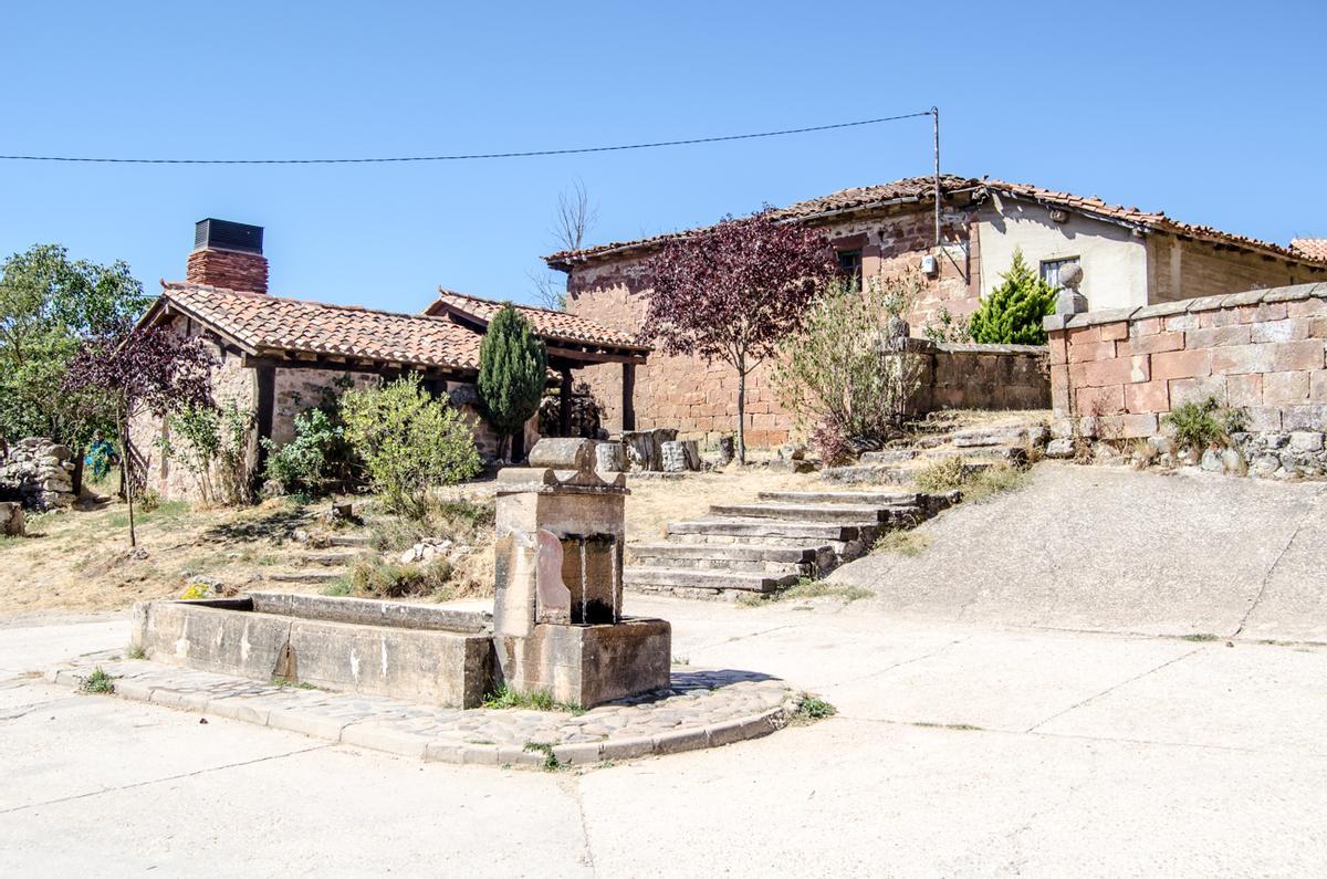 La plaza de la Fragua de Urrez en la Sierra de la Demanda