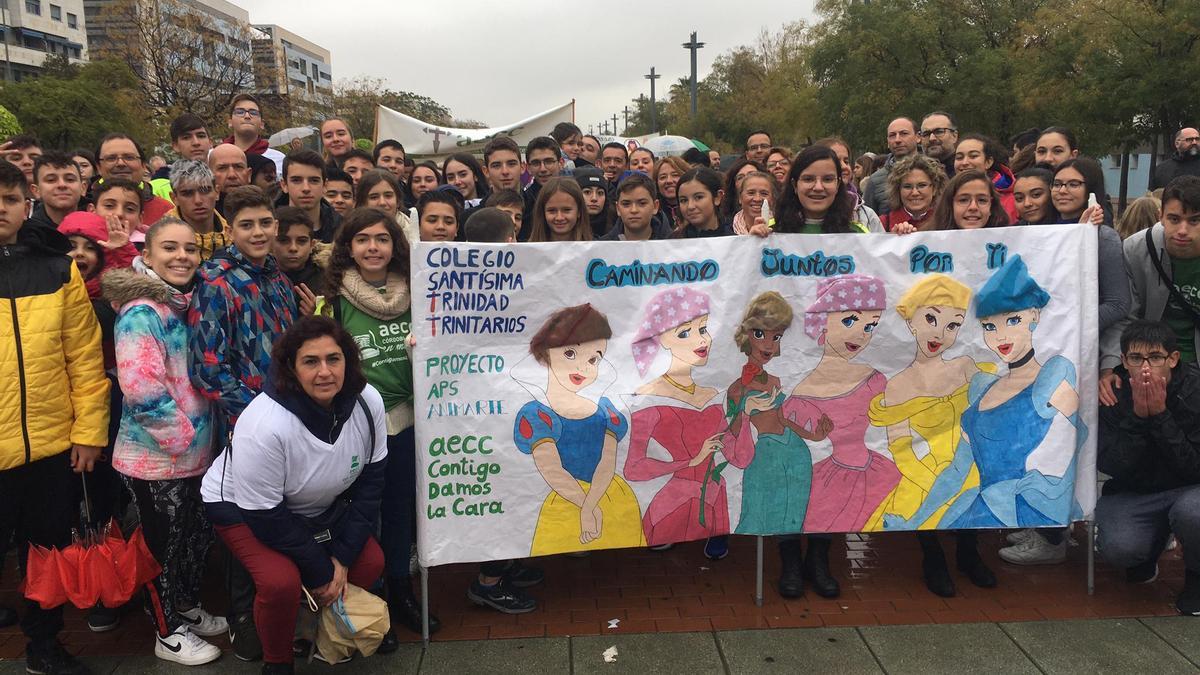 Marcha solidaria de los alumnos del colegio Trinitarios de Córdoba en apoyo de la lucha contra el cáncer.
