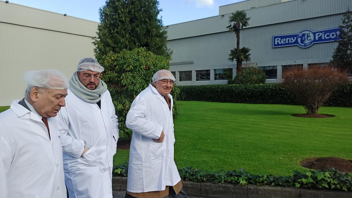 El presidente de ILAS, Francisco Rodríguez, el presidente del Principado, Adrián Barbón, y el expresidente autonómico, Juan Luis Rodríguez Vigil en las instalaciones de Anleo.