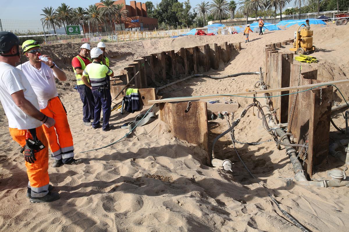 Obras para extender un cable submarino en la playa cancerígena de Sant Adrià