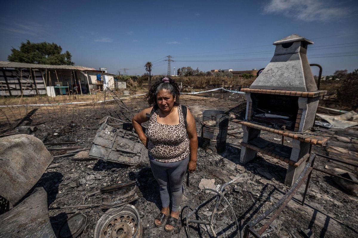 Barcelona 04/07/2025 Sociedad. Visita a Alba, una señora que vivía en una chabola de unos terrenos del Prat que se quemó en el incendio. AUTOR: JORDI OTIX