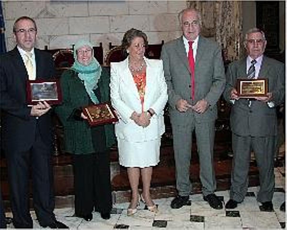 Los premiados, junto a Rafael Blasco y Rita Barberá.