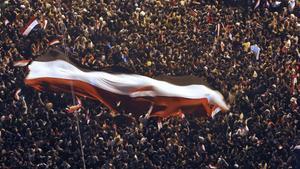 Miles de personas celebran en la plaza Tahrir del Cairo la renuncia de Hosni Mubarak, el 11 de febrero de 2011.