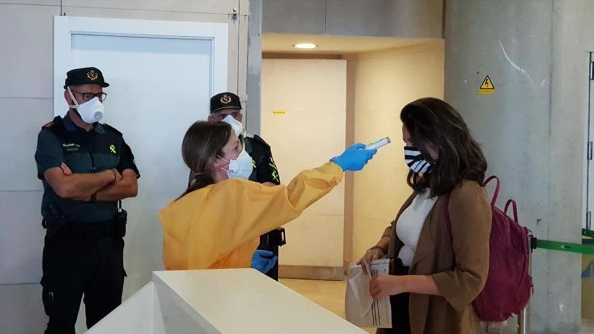 Medidas de seguridad frente al coronavirus en un aeropuerto.