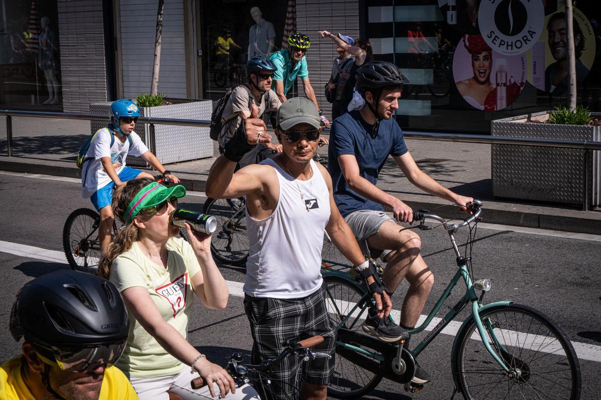 Nueva edición de la Festa de la Bici y la Bicicletada en Barcelona, con el paseo de Lluís Companys convertido, un año más, en punto de encuentro para familias y aficionados al mundo del ciclismo de todas las edades. Un evento que este año ha atraído a cientos de personas y que ha contado con un aliciente añadido: la cuenta atrás hacia la salida del Tour de Francia 2026 desde la capital catalana. Nueva edición de la Festa de la Bici y la Bicicletada en Barcelona, con el paseo de Lluís Companys convertido, un año más, en punto de encuentro para familias y aficionados al mundo del ciclismo de todas las edades. Un evento que este año ha atraído a cientos de personas y que ha contado con un aliciente añadido: la cuenta atrás hacia la salida del Tour de Francia 2026 desde la capital catalana.