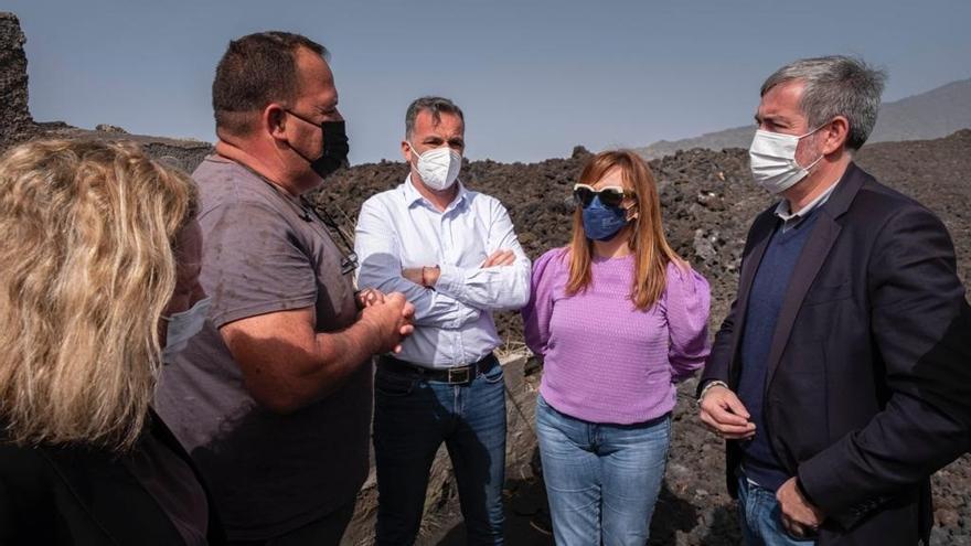 Miembros de Coalición Canaria dialogan con un afectado por la erupción volcánica de La Palma