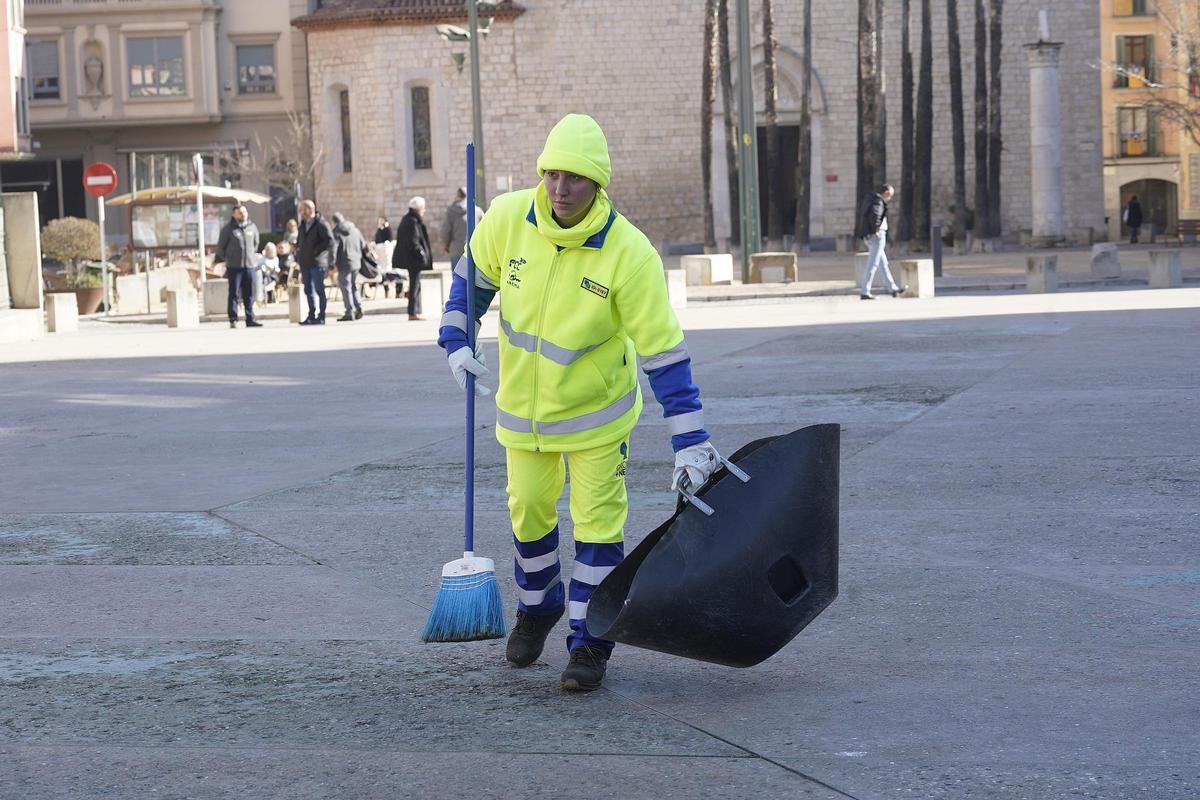 Una treballadora de Girona+Neta amb el nou uniforme.