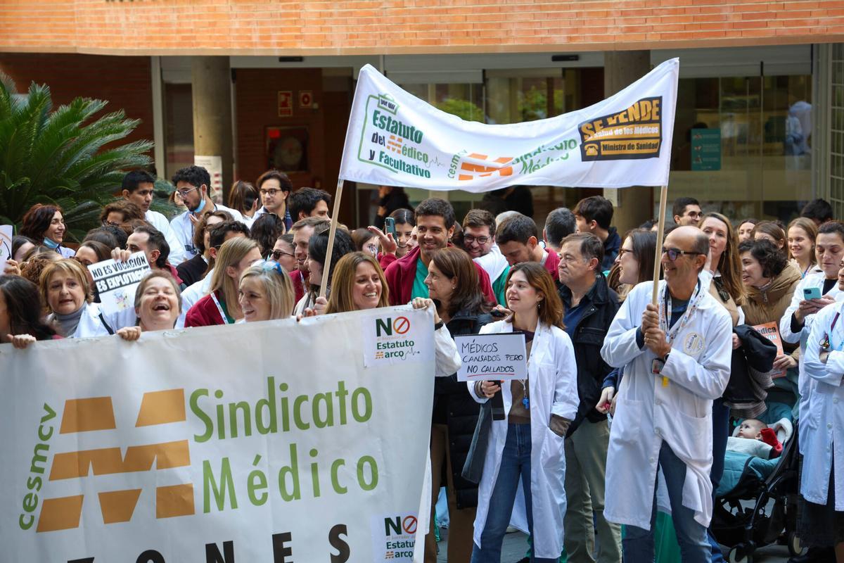 Médicos protestan en el Hospital Clínico, en diciembre de 2025.