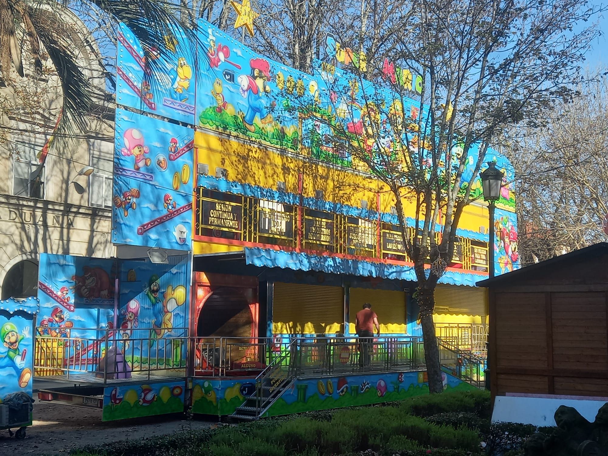 Todo casi a punto para que rueden las atracciones y el mercadillo de la Navidad viguesa