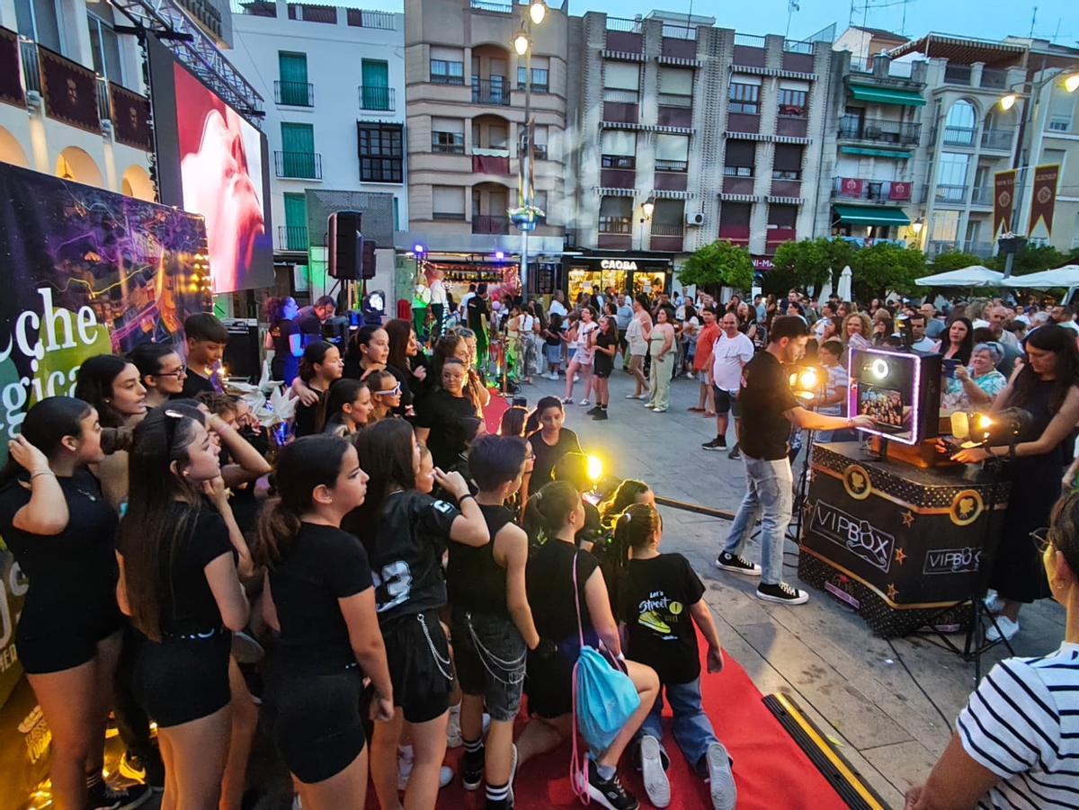 Música y pasacalles en la Plaza Nueva de Lucena por la Noche Mágica.