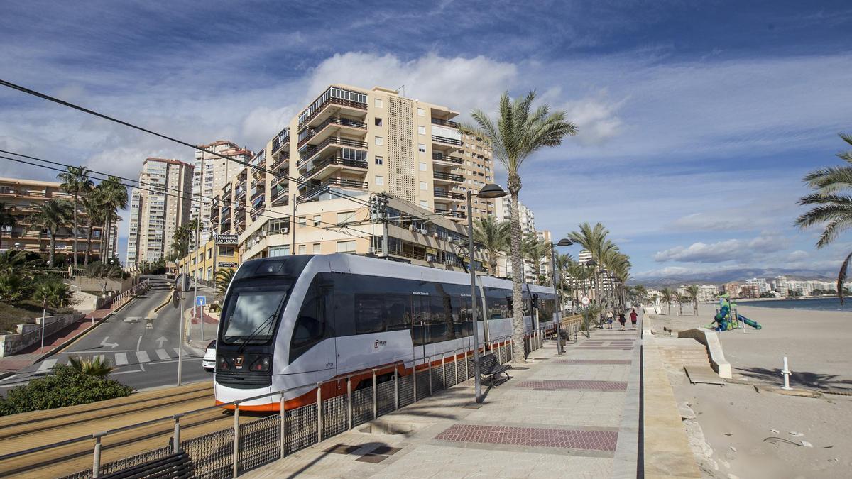 El TRAM a su paso por El Campello.