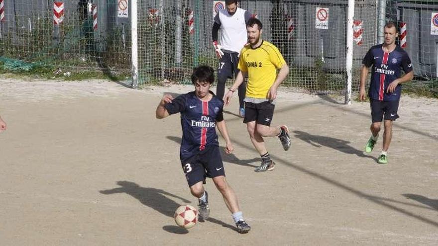 Un encuentro de liga del Kenyata de Cangas. // Santos Álvarez