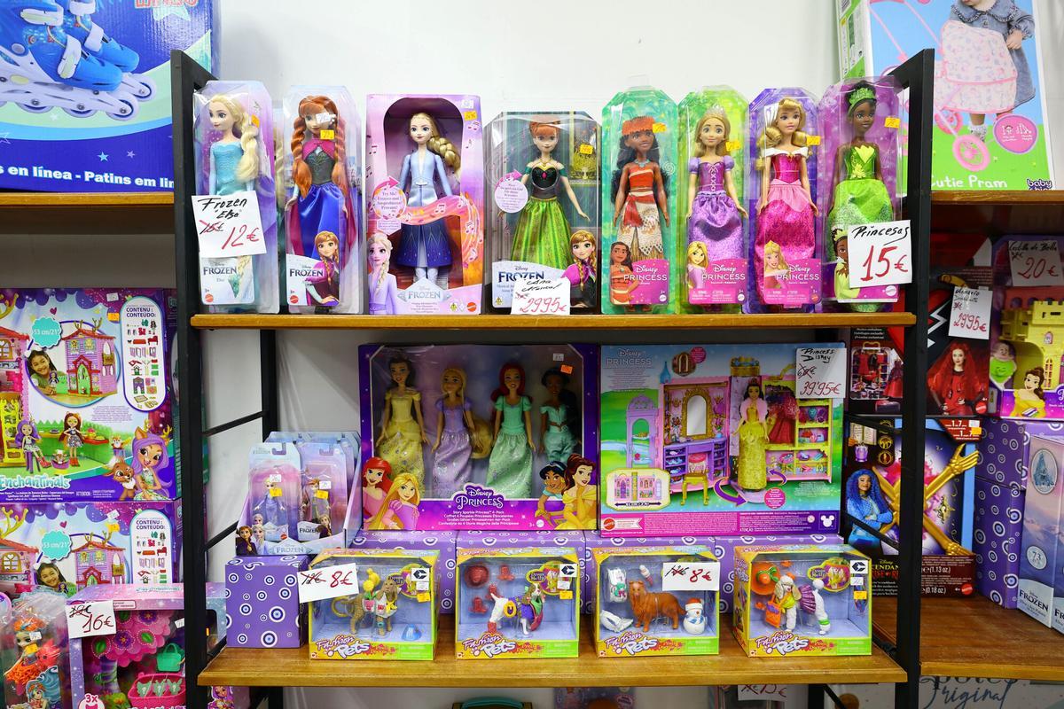 Regalos Izquierdo-Tello,  la tienda de toda la vida que dice adiós al barrio de Torrero: "Estamos aquí desde que se vendía a la antigua"