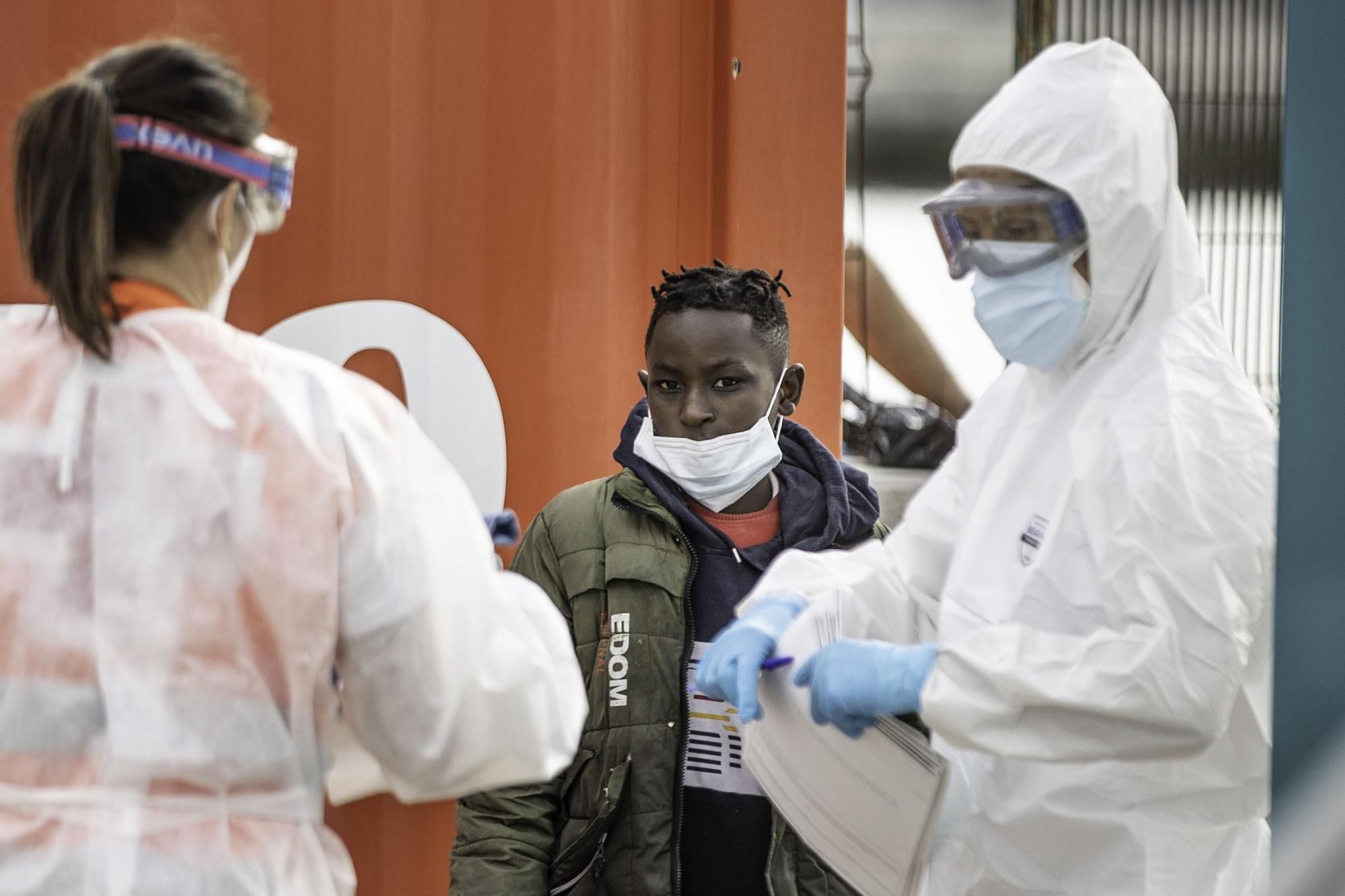 Rescatados 34 migrantes en una lancha neumática cerca de Fuerteventura