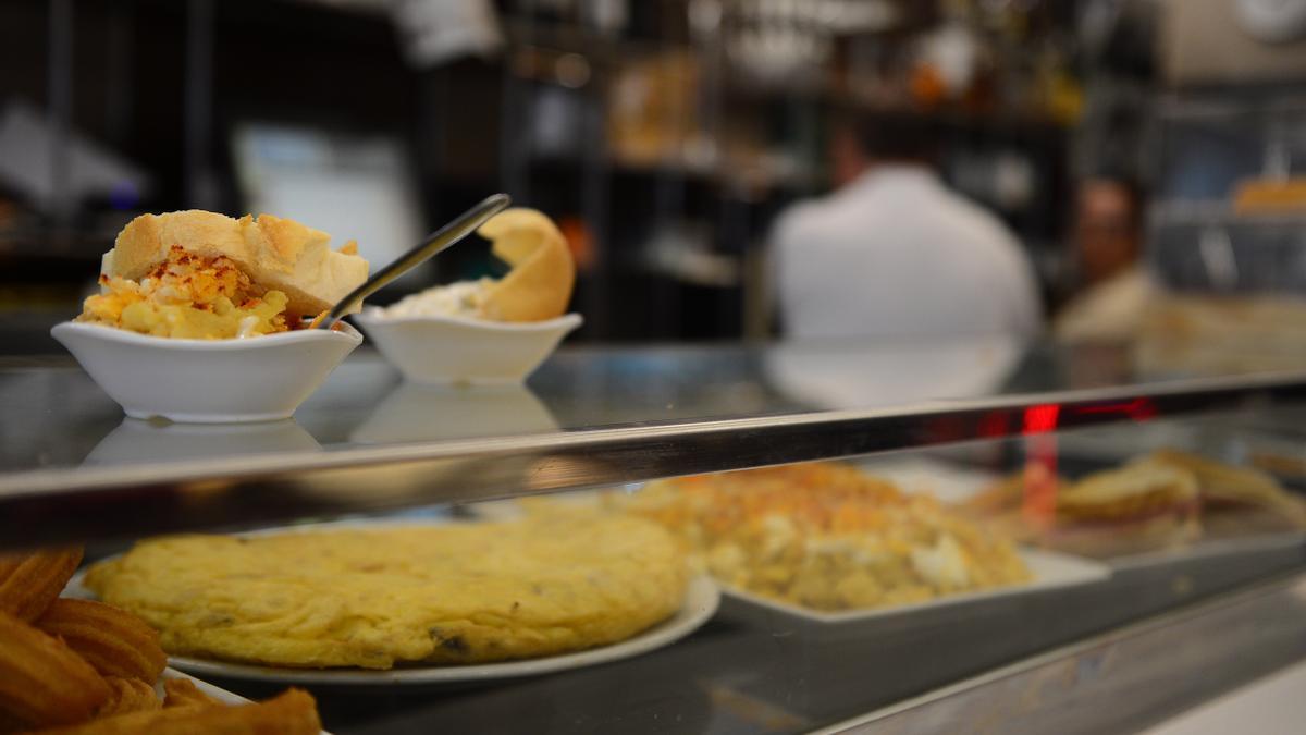 Tapas en el bar Español de Plasencia. Este año, chefs de restaurantes con estrellas Michelín formarán parte del jruado. tapas bar español