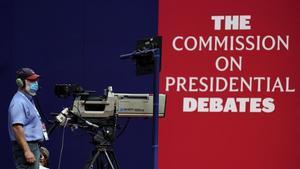 Un operador de cámara de televisión hace tomas de pruebas cara al primer debate cara a cara entre Trump y Biden.