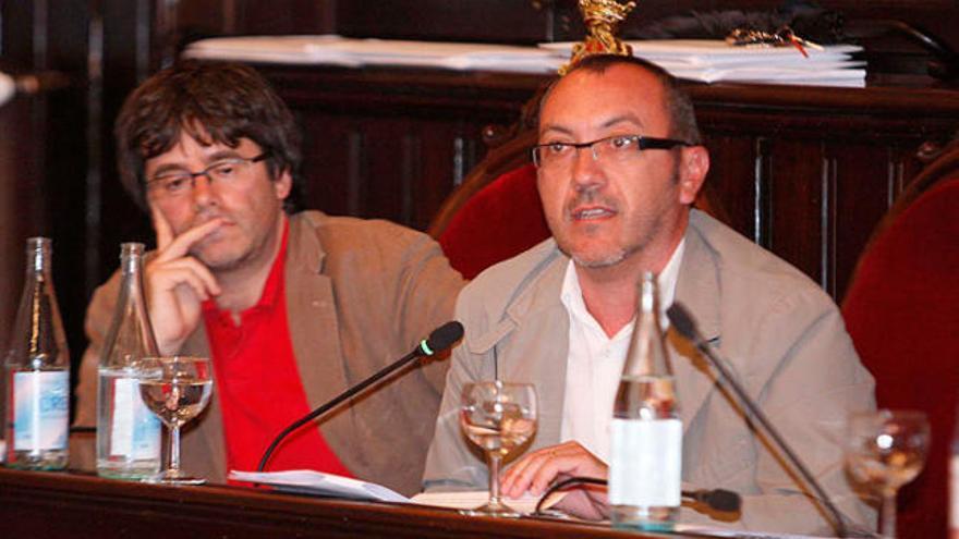 Carles Puigdemont escolta Albert Riera en una intervenció en una sessió plenària de fa uns mesos |