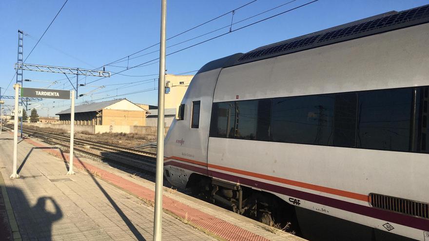 La línea ferroviaria Huesca-Tardienta vuelve a funcionar tras el robo de 100 metros de cable