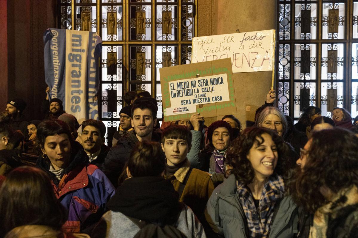 Manifestación frente al Consulado de Argentina en Barcelona contra Milei por dichos anti LGTB+ en Davos