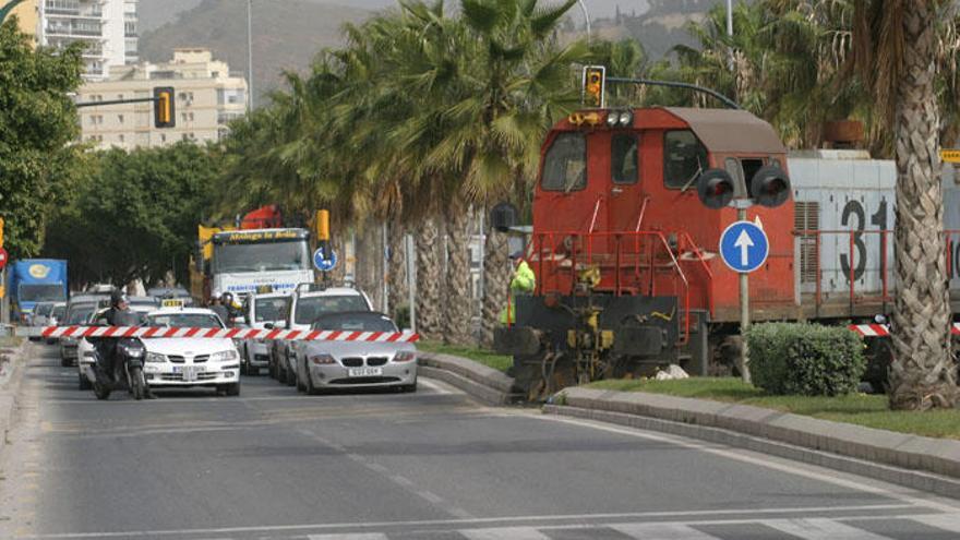 Paso de barrera del tren junto a El Bulto, en 2008.