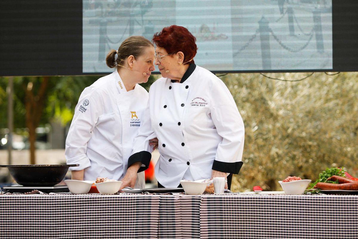 Núria Riera Riera i Catalina Riera Marí, de Ca n’Alfredo, en un ‘showcooking’.