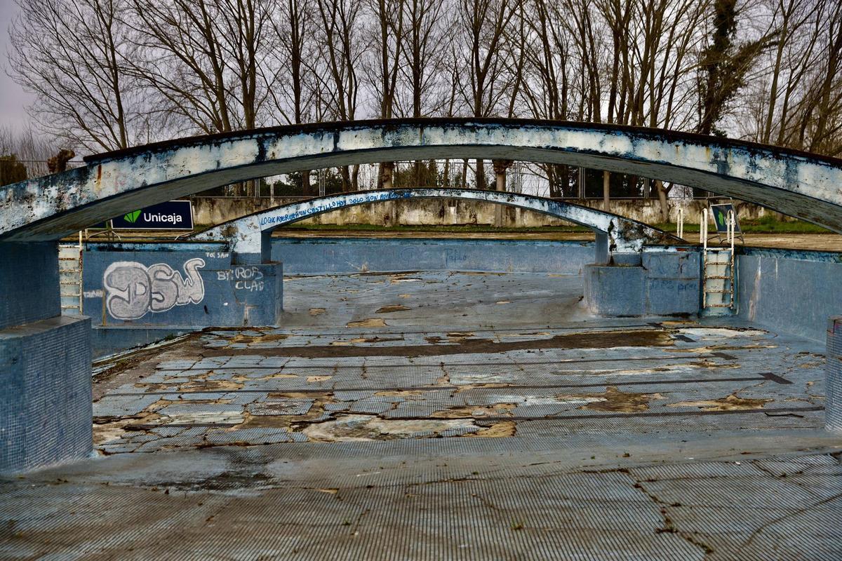 La visita de los técnicos a la piscina de la Laboral, en imágenes