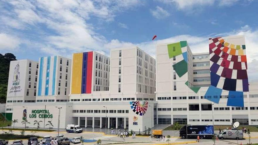 Vista de la fachada del Hospital Los Ceibos, en Guayaquil.