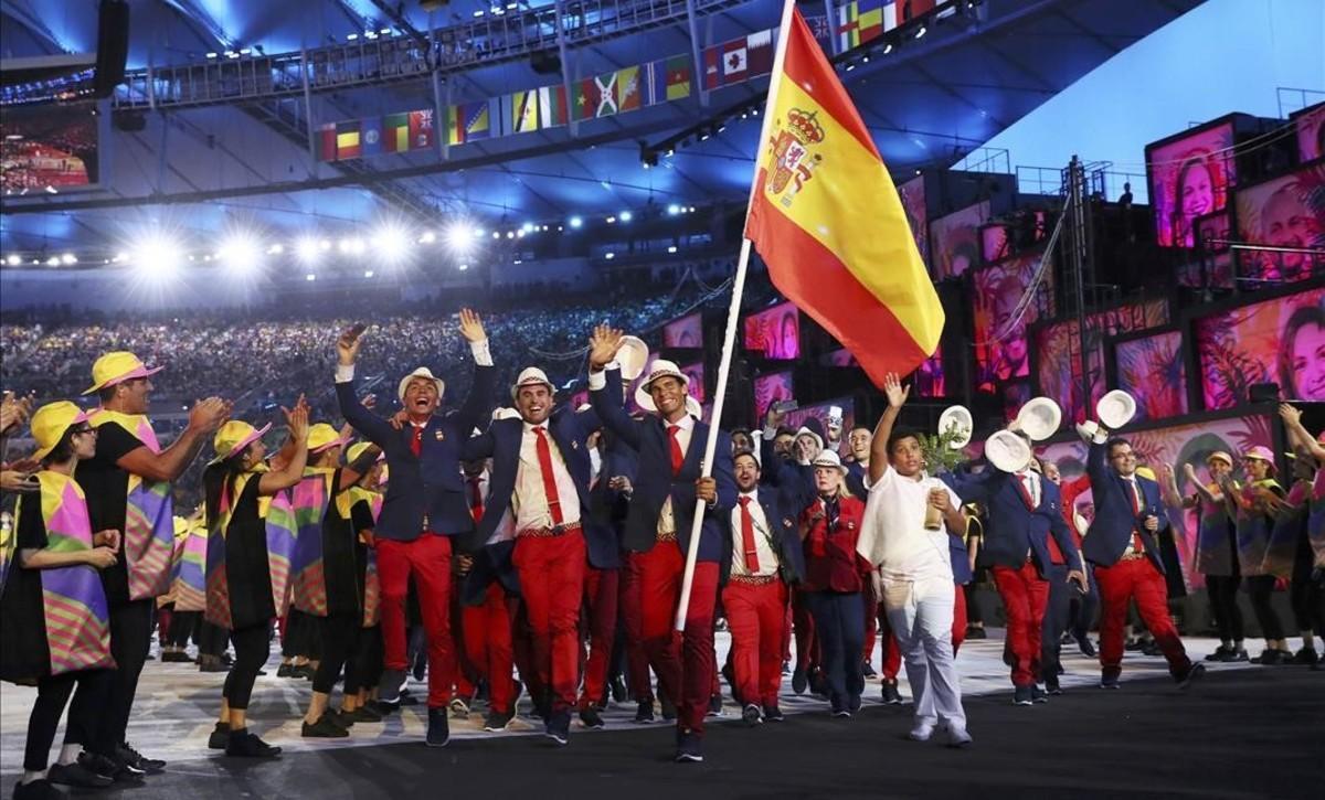 El tenista español Rafa Nadal encabezando la delegación española en la ceremonia inaugural de los JJOO de Río 2016