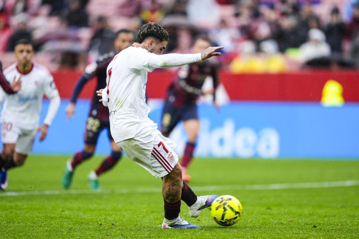 Isaac Romero tira un penalti durante el partido de LaLiga EA Sports disputado entre el Sevilla FC y el Levante UD en el estadio Ramón Sánchez-Pizjuán.