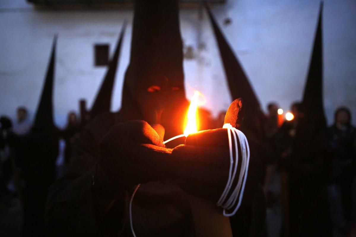 El Vía Crucis pone recogimiento a la noche cordobesa