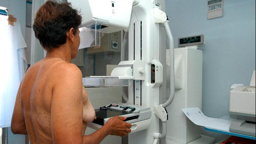 Una mujer se somete al estudio del diagnóstico precoz del cáncer de mama en Fuerteventura.