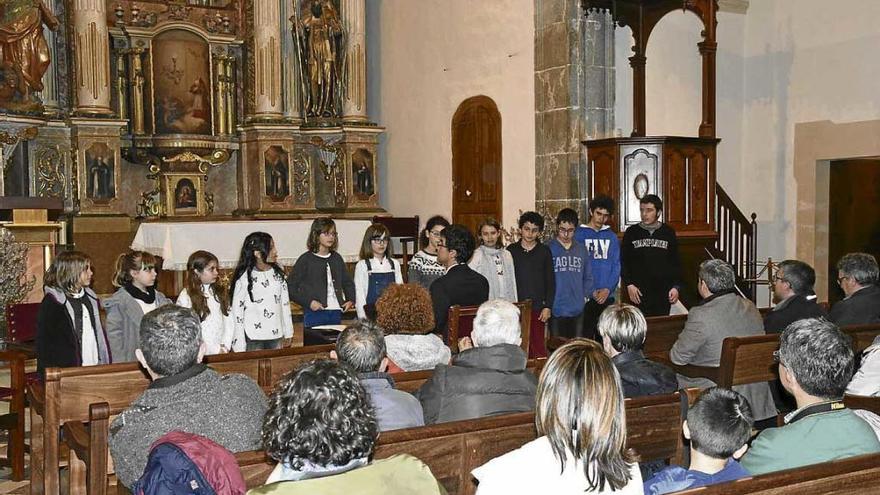 Alumnos de la escuela de música actuando en la presentación.