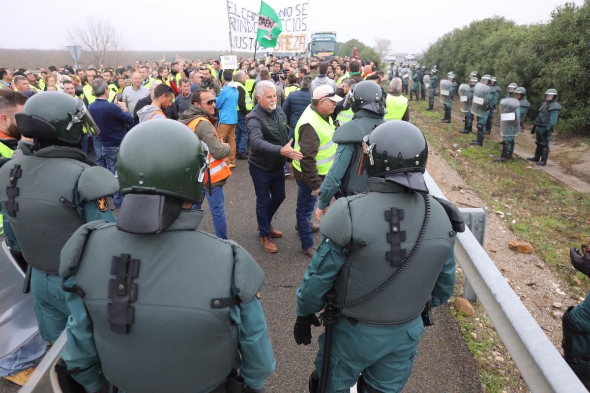 Agricultores cortan la autovía A-4 entre Montoro y Villa del Río