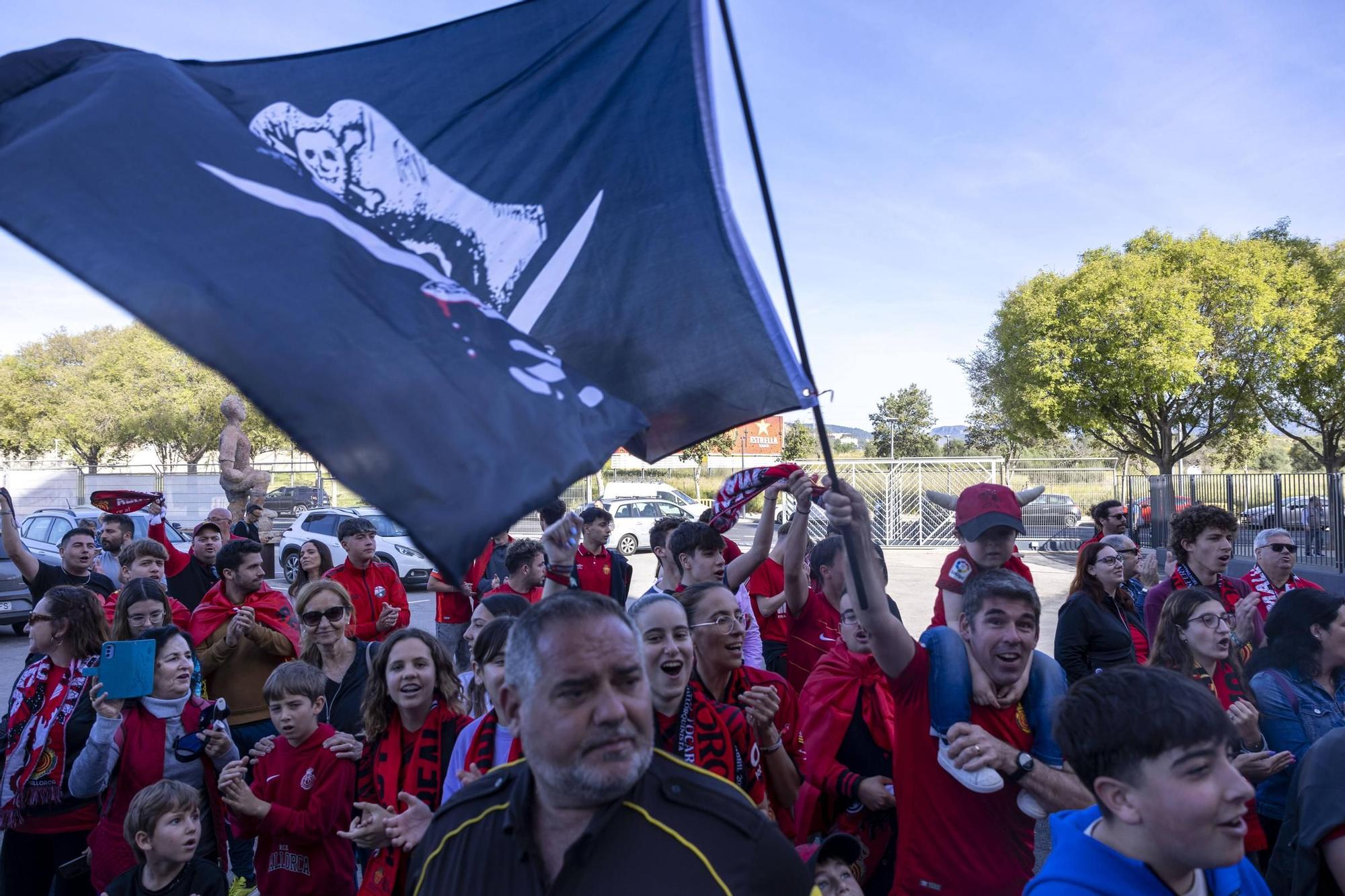 Euforia mallorquinista para despedir al equipo hacia Sevilla