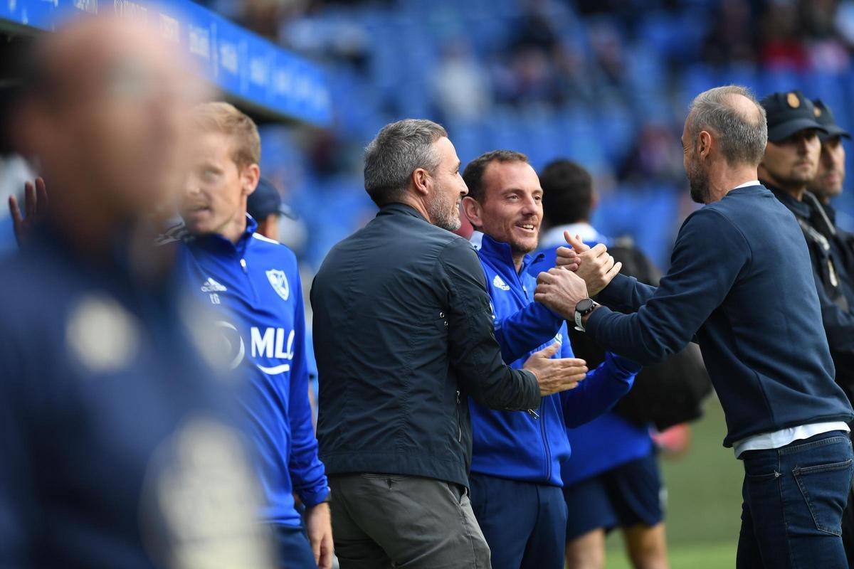 Óscar Cano y Alberto González se saludan en Riazor en 2022.