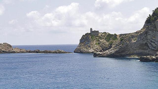 El faro de sa Punta Grossa al fondo.