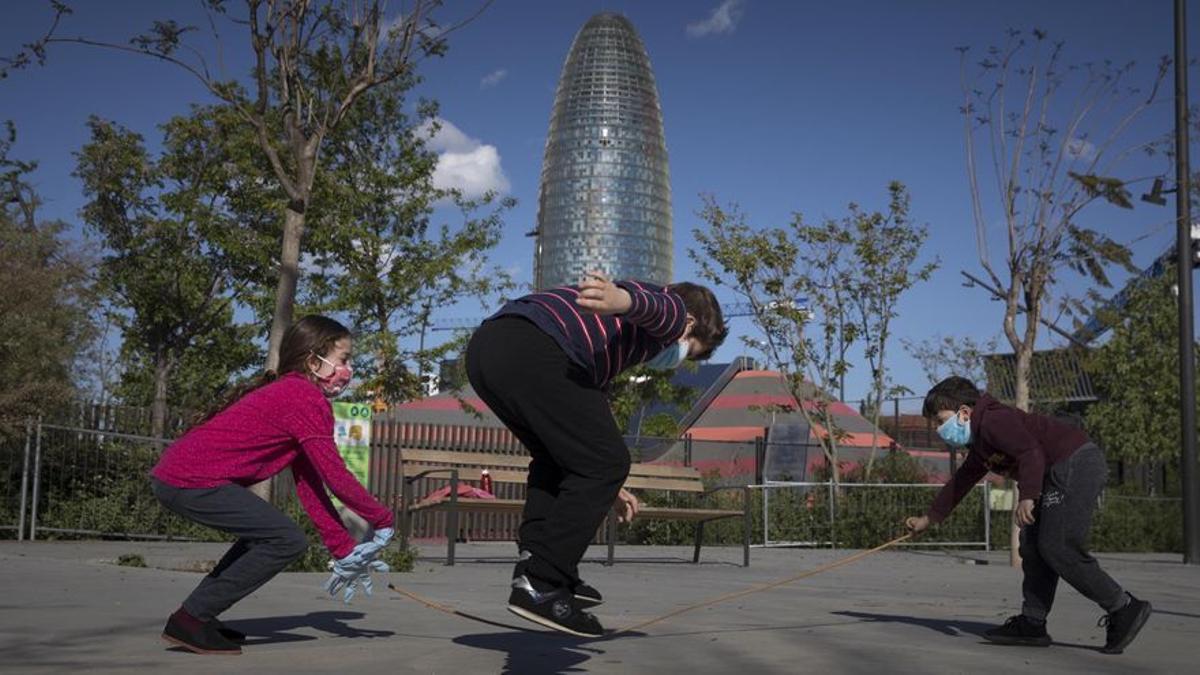 Niños jugando en uno de los espacios naturales que ya se han abierto sobre el túnel viario de Glòries.