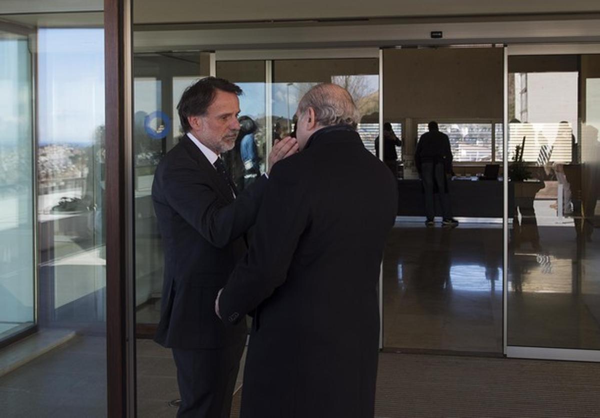 El nou president de Planeta, José Creuheras, acomiada el ministre de l’Interior, Jorge Fernández Díaz, després del funeral per l’editor José Manuel Lara, el dia 2 de febrer.