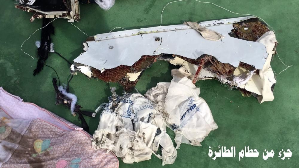 Imágenes de los restos hallados del avión de Egyptair estrellado.